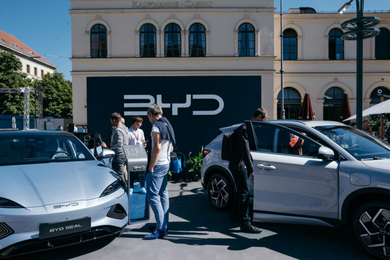 BYD rūpnīcas celtnieki Brazīlijā strādājuši nožēlojamos apstākļos