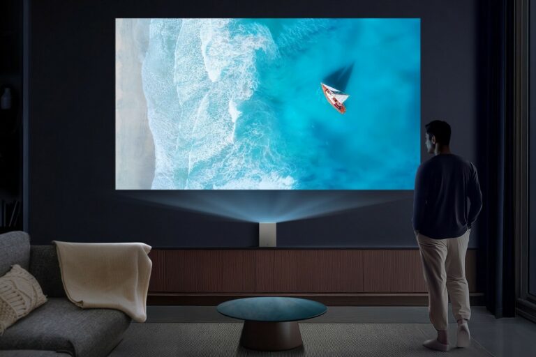 LG CES 2025 izstādē izrādīs divus grīdas lampas formā izveidotus projektorus