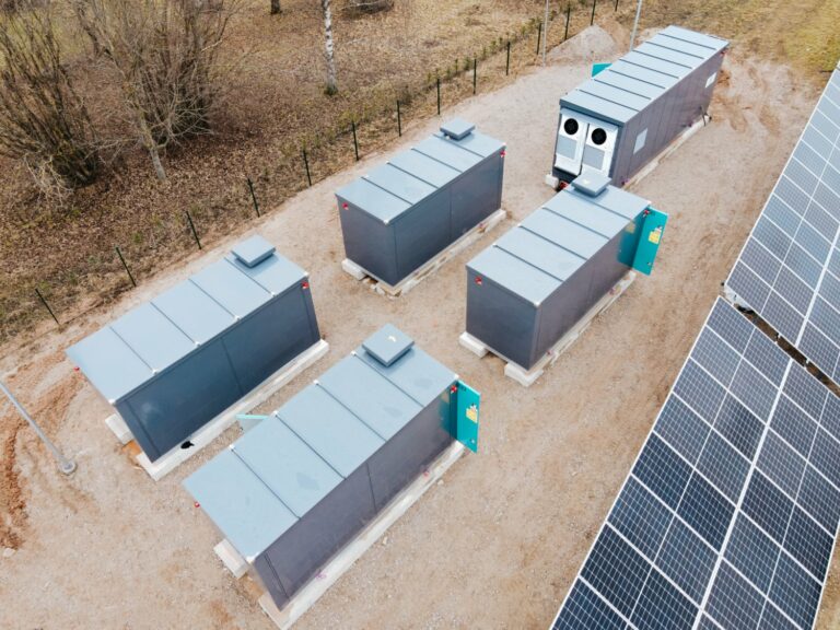 “AJ Power” investē vairāk nekā 6 miljonus eiro elektroenerģijas uzkrājošo bateriju sistēmu uzstādīšanā