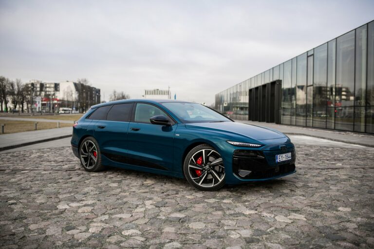 Latviju sasniedzis jaunais, pilnībā elektriskais vidējās klases automobilis Audi A6 Avant e-tron
