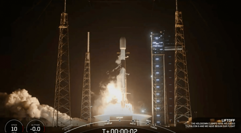 Pār Poliju nolijis “SpaceX Falcon 9” raķetes atlūzu lietus
