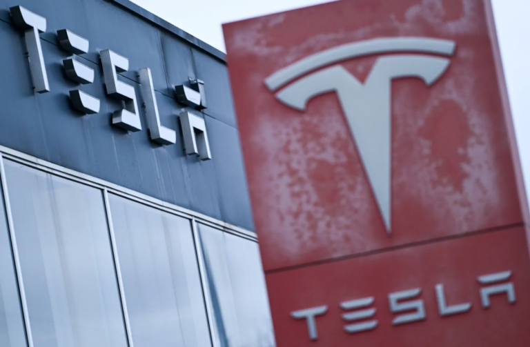 Plašām masām paredzēta Tesla vēl kādu laiku jāgaida – ražotājs atkal pārceļ termiņus