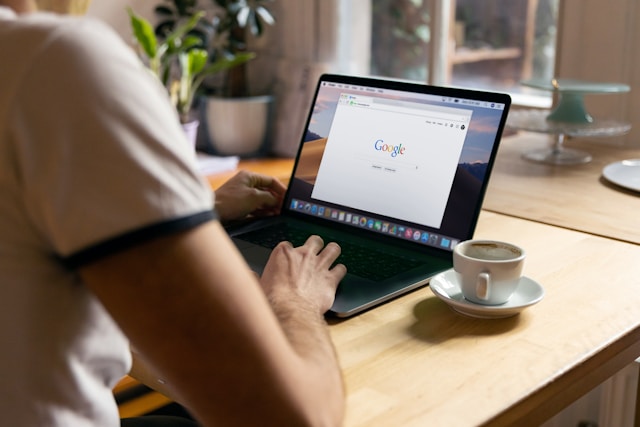 “Google” tagad ļaus no meklētājservisa ērtāk aizvākt privāto informāciju