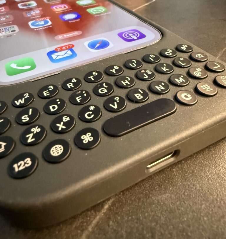 Pieredze ar Clicks tastatūras aksesuāru iPhone viedtālrunim