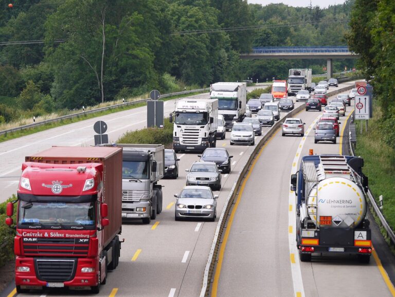 Šogad visiem kravas auto būs jāuzstāda “viedie tahogrāfi”