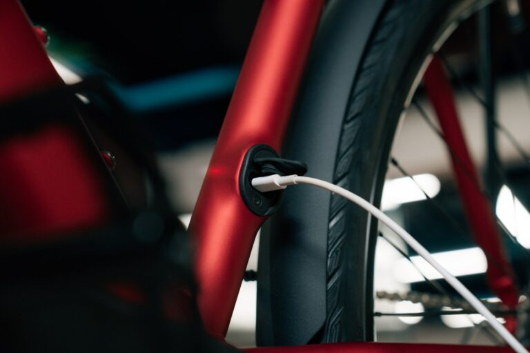 Igauņi radījuši ar USB-C lādējamu elektrisko velosipēdu