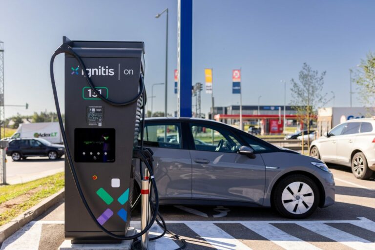 “Ignitis ON” ierīkos divus plašus elektroauto ātrās uzlādes centrus Rīgā