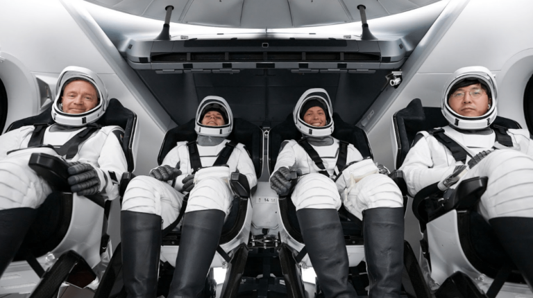 “SpaceX” uzsācis vēsturisku komerciālo misiju ap Zemes poliem