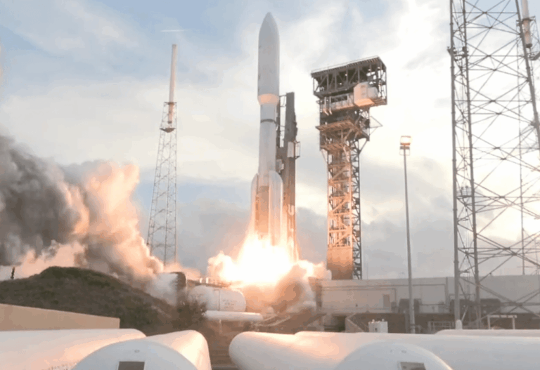 “Amazon” palaiž orbītā pirmos “Kuiper” interneta satelītus un piesaka konkurenci “Starlink”