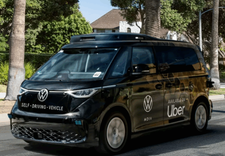 Volkswagen un Uber kopā izstrādās pašbraucošu taksometru