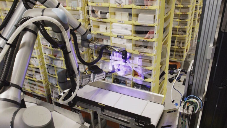 “Amazon” noliktavās strādās “Vulcan” – pirmais robots ar taustes sajūtu