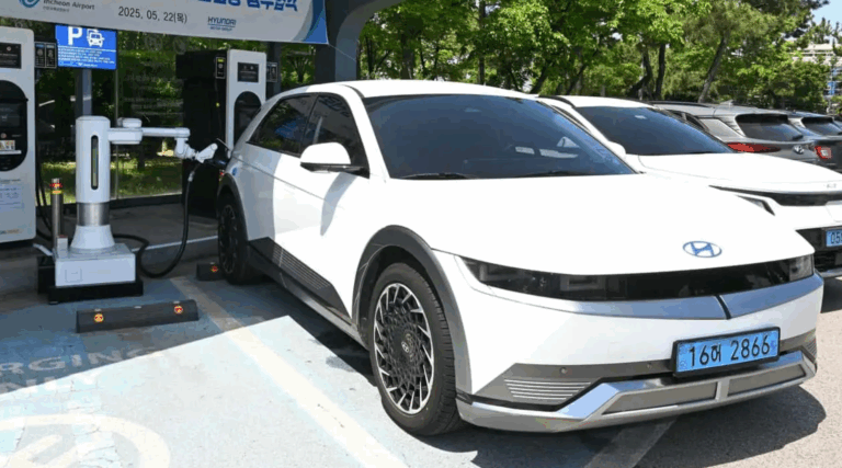 “Hyundai” sāk testēt robotu, kas uzlādēs elektroauto
