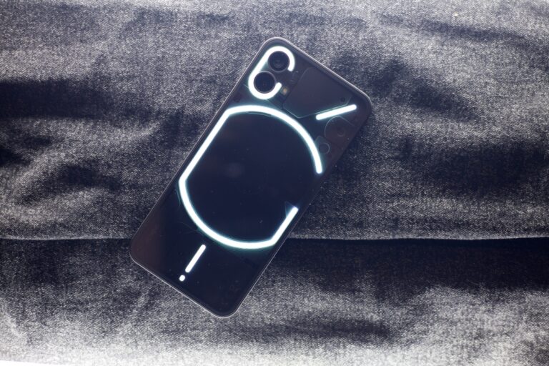 “Nothing Phone (1)” viedtālrunis tomēr nesaņems “Android 16”