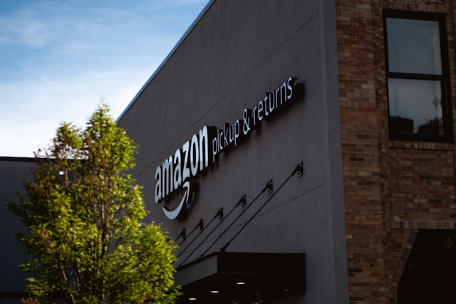 “Amazon” sāk klientiem ar droniem piegādāt “iPhone” un “Samsung” viedtālruņus