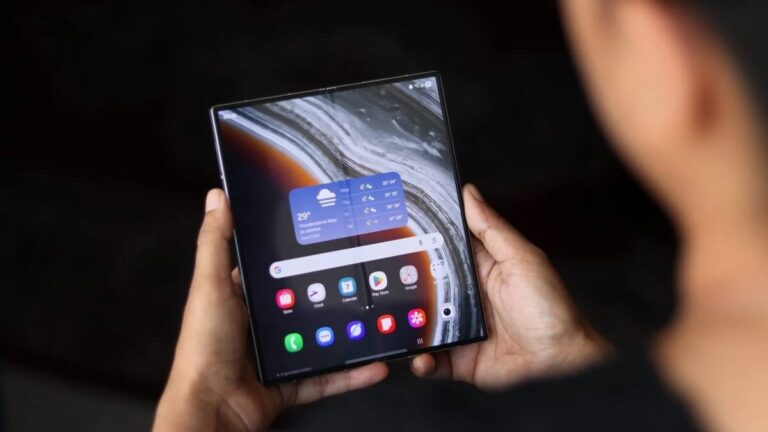 “Samsung” salokāmie “Galaxy” viedtālruņi pārceļas uz Ultra plauktiņu