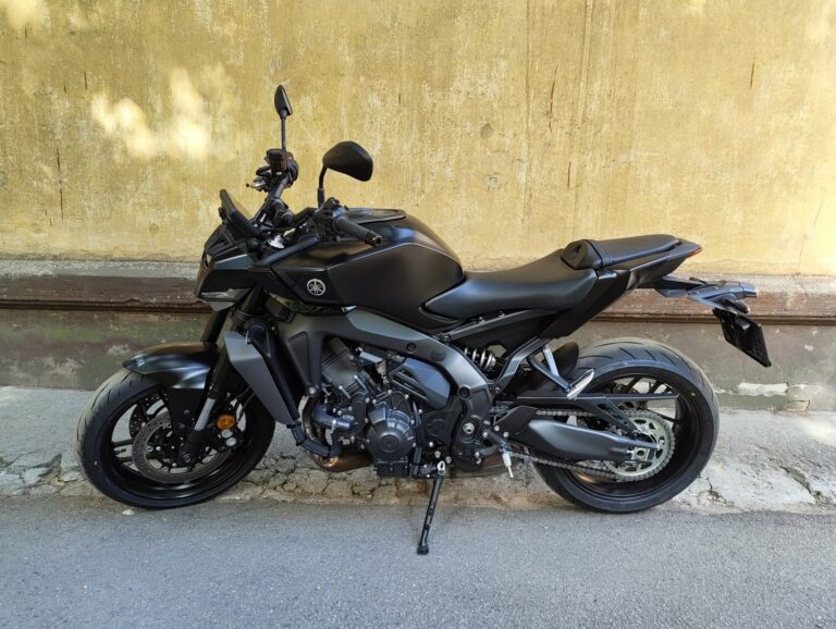 Testējam “Yamaha MT-09” ielas motociklu ar “automātu”