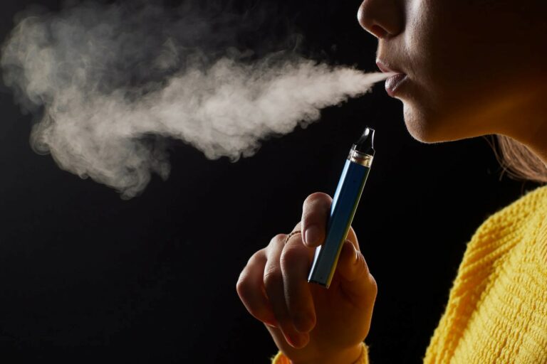 Zinātnieki izpētījuši, ka populārās elektroniskās cigaretes ir vēl toksiskākas par parastajām