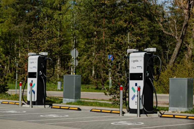 Liepājā atklāj piecas jaunas “Ignitis ON” uzlādes stacijas