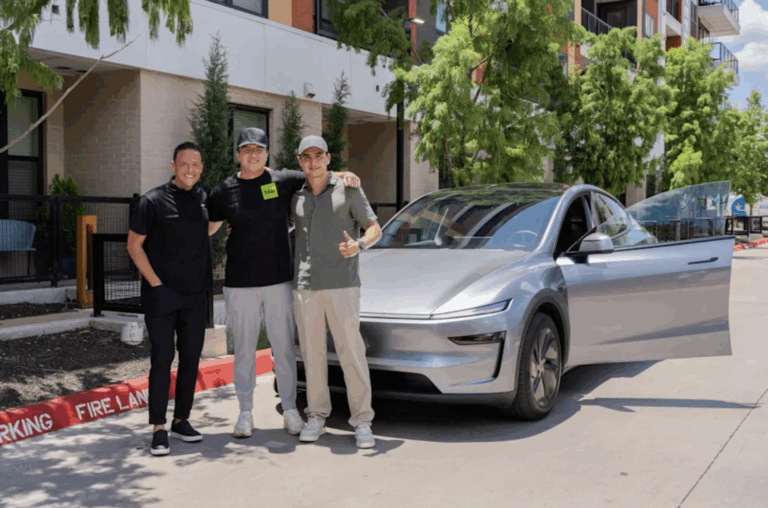 “Tesla” nodemonstrē, kā mašīna no rūpnīcas pati aizbrauc līdz savam jaunajam īpašniekam
