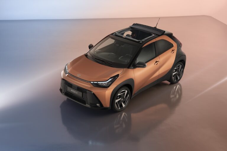 “Toyota” Latvijas tirgū laiž jauno “Aygo X Hybrid” pilsētas krosoveru