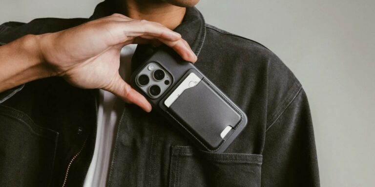 “Nomad” piedāvā magnētisku “MagSafe” maku ar “Find My” funkciju