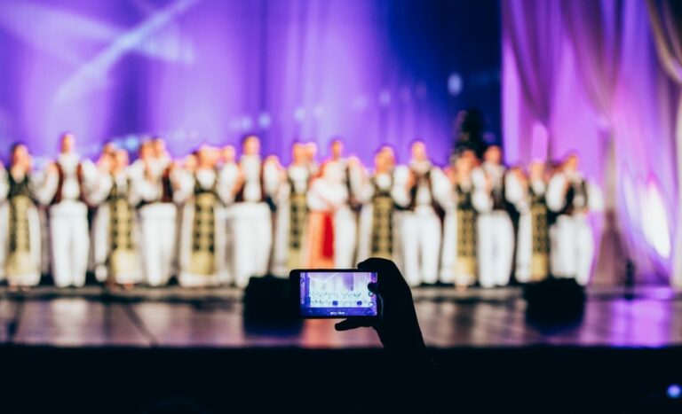 46% Latvijas iedzīvotāju uzskata, ka koncertos būtu jāierobežo telefonu lietošana