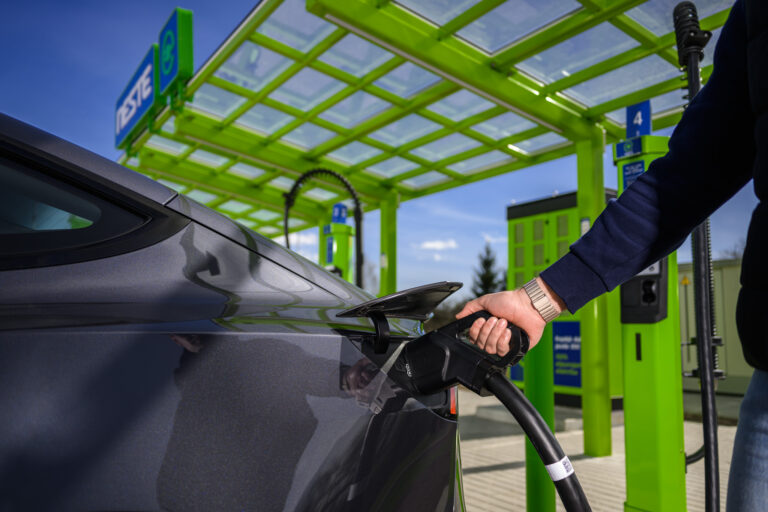 “Neste” Rīgā atklāj savu piekto lieljaudas elektrības uzlādes staciju Latvijā