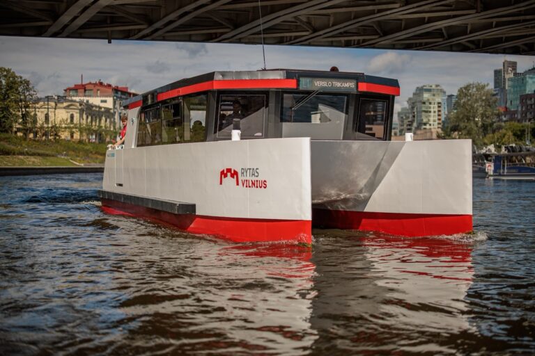 Pa Neres upi Viļņā turpmāk kursēs Latvijā ražots elektriskais sabiedriskais ūdenstransports