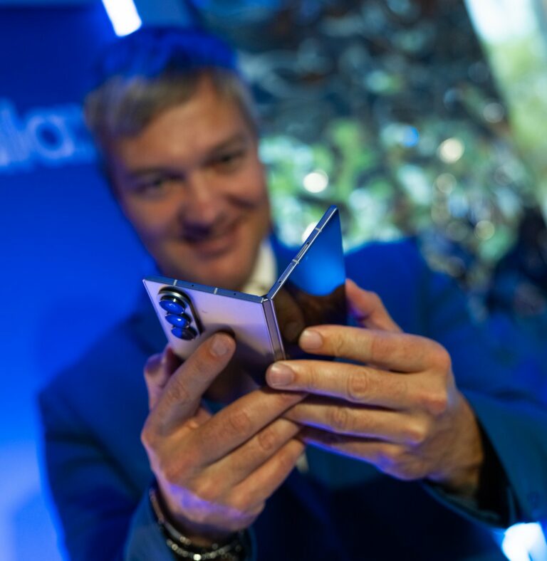 Bezkompromisu pieredze un ultra plāns displejs – kādas ir “Samsung” salokāmo viedtālruņu tendences?