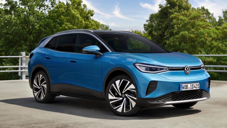 “Volkswagen” bojātu akumulatora moduļu dēļ visā pasaulē atsauc gandrīz 100 tūkstošus elektroauto
