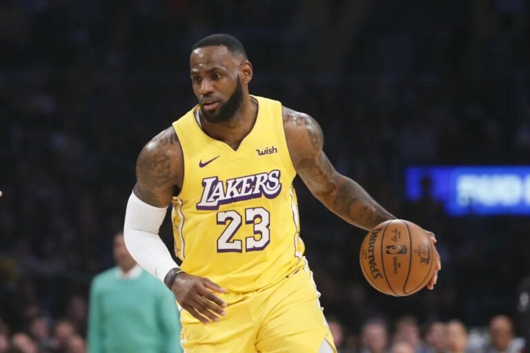 Basketbolists Lebrons Džeimss cīnās pret MI radītu viltus video, kurā viņš attēlots stāvoklī
