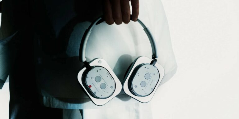 “Nothing” oficiāli izziņojis savas pirmās over-ear bezvadu austiņas “Headphone (1)”