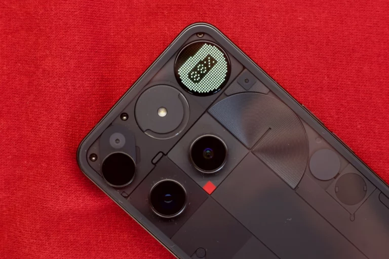 “Nothing Phone (3)” viedtālruņa apskats – vai avangards var aiziet pārāk tālu?