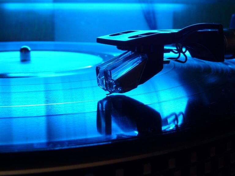 Kamēr citi apkārt staipa vinilplates, “Spotify” piedāvā integrāciju ar DJ programmatūru