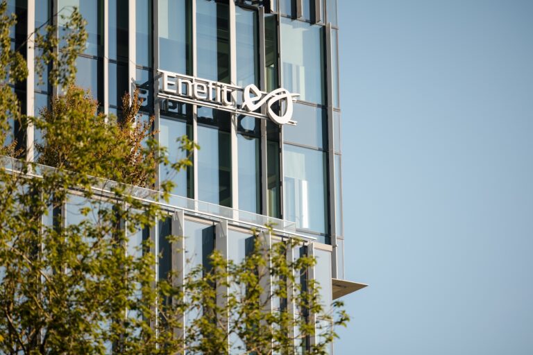 “Enefit” 2025. gadu noslēdz ar 1,7 miljonu eiro peļņu, nostiprinot pozīcijas mainīgos tirgus apstākļos