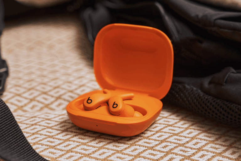 “Beats” izziņojis atjauninātas “Powerbeats Fit” bezvadu austiņas
