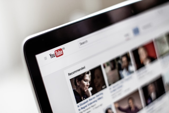 “Google” ar MI palīdzību palielina 20 gadus vecu “YouTube” video izšķirtspēju