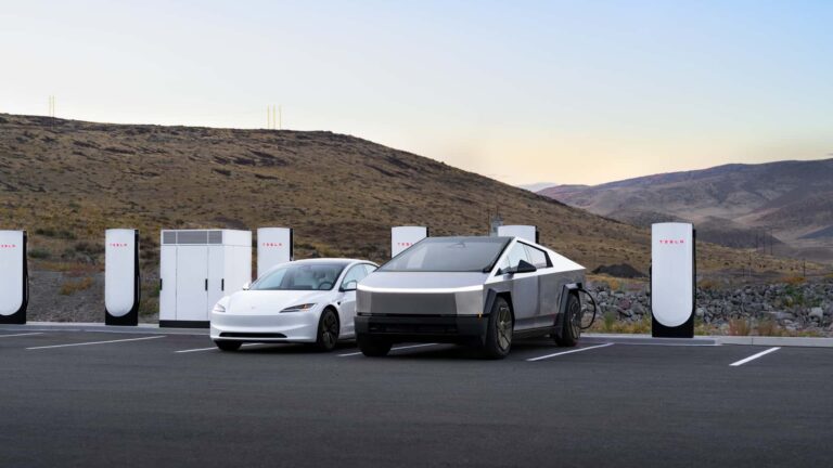 Defektīvu akumulatoru dēļ “Tesla” atsauks 13 000 elektroauto