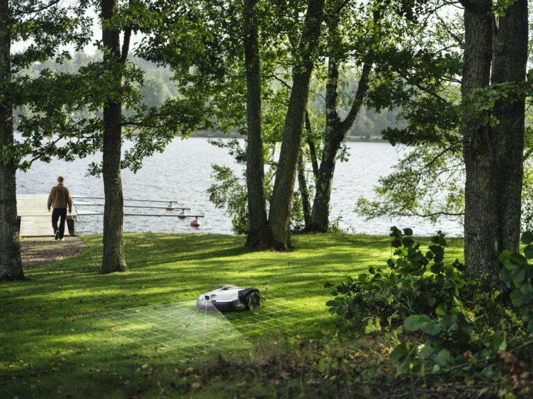 “Husqvarna” prezentē vēl gudrākus “Automower” robotizētos zāles pļāvējus