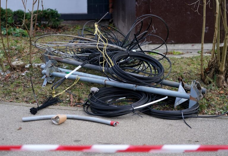 Rīgā īstenots gaisvadu kabeļu konsolidācijas pilotprojekts – vienā trasē apvienoti vairāk nekā 40 kabeļi