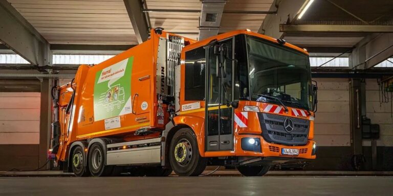 Karlsrūes pilsēta Vācijā sāk izmantot elektriskās “Mercedes-Benz” atkritumu savākšanas automašīnas