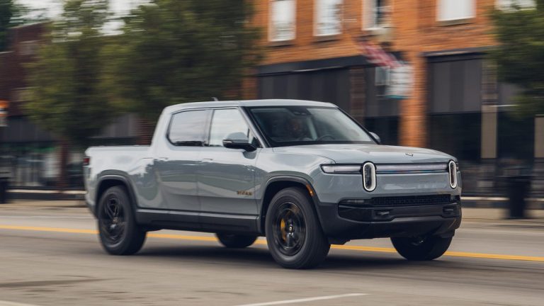 “Rivian R1T” elektriskā pikapa kravas kastei var pasūtīt Saules paneļu vāku