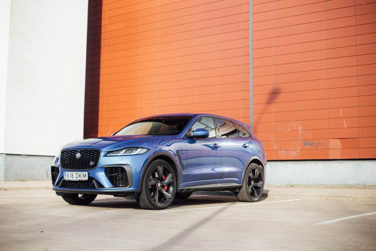 “Jaguar” saražojis pēdējo mašīnu ar iekšdedzes motoru