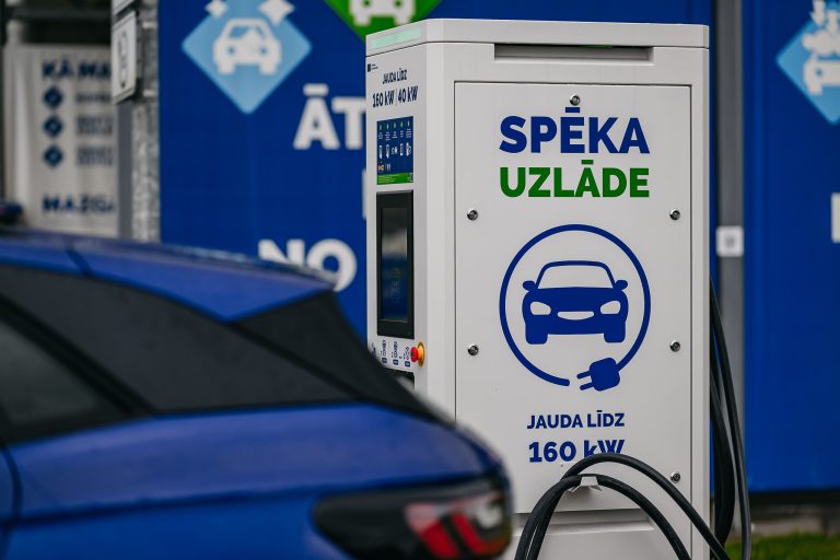 “Virši” 2025. gadā būtiski paplašināja elektroauto uzlādes tīklu un sper pirmos uzlādes tīkla soļus Lietuvā