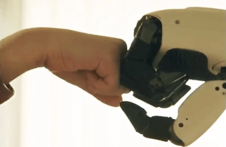 LG prezentēs cilvēkveidīgo robotu, kas palīdzēs mājas darbos