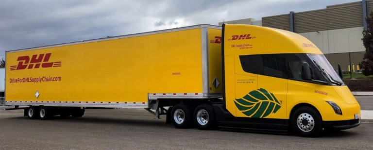 Loģistikas uzņēmums “DHL” saņēmis savu pirmo elektrisko “Tesla Semi” kravas auto