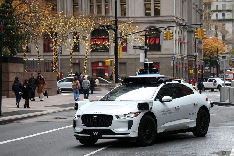 Elektrības pārrāvums Sanfrancisko pašbraucošos “Waymo” taksometrus padarījis nebraucošus