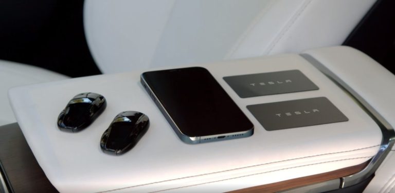 “Tesla” varētu sākt izmantot “Apple Car Keys” funkcionalitāti auto atslēgšanai