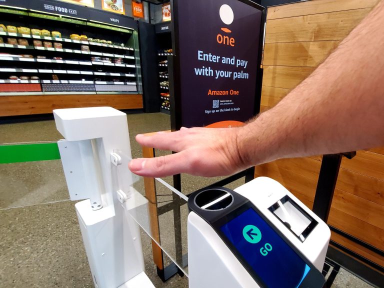 “Amazon” pārtrauc izmantot plaukstas atpazīšanas tehnoloģiju pirkumu veikšanai veikalos