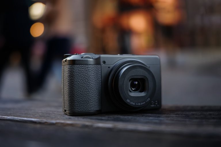 “Ricoh” izlaidīs melnbaltu fotoaparātu nabadzīgajam “Leica” tīkotājam